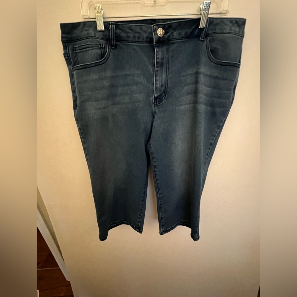 PASSPORTS WOMENS JEAN LONG SHORTS/CAPRI  SIZE 18
